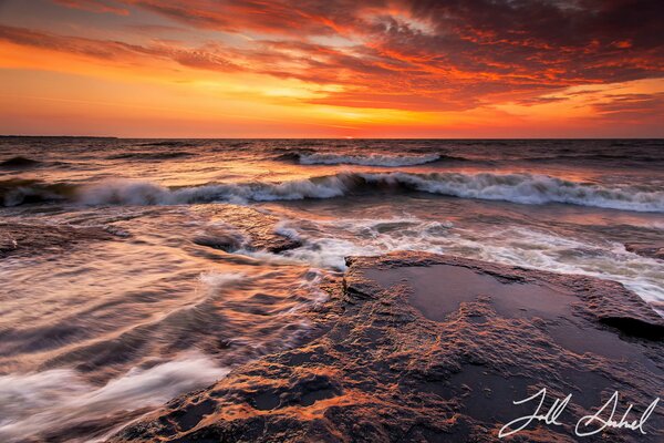 Foto con esposizione del mare agitato al tramonto