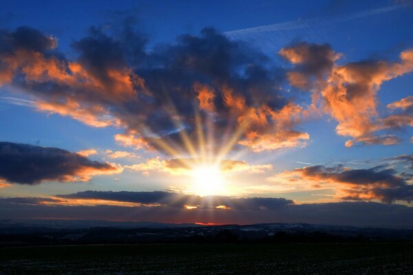 Rayos de sol perforando nubes