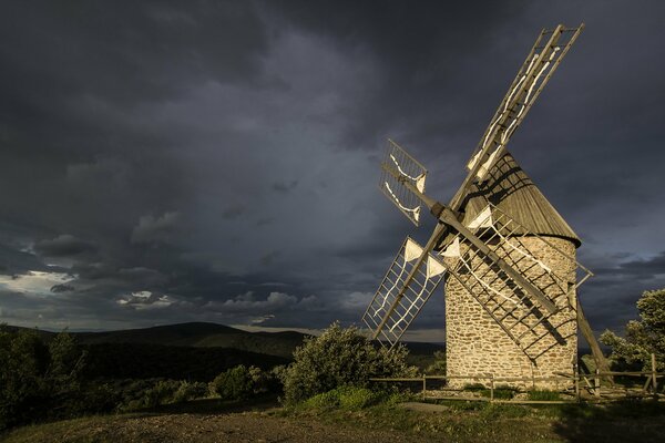 Paisaje con molino. Cielo nocturno