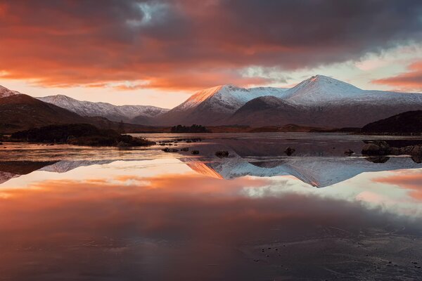 Riflesso delle Highlands scozzesi del Nord nel lago