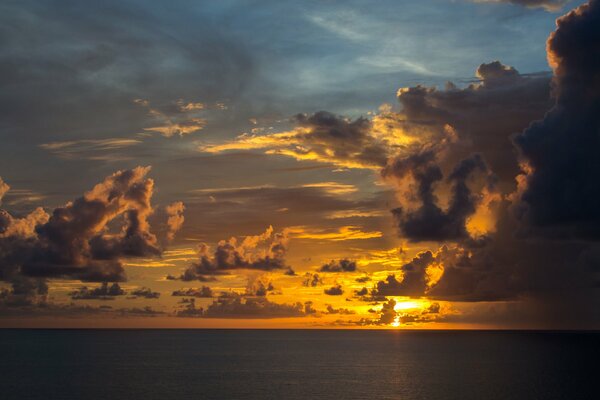 Sonnenuntergang am Meer. Bezaubernde Wolken und Horizont