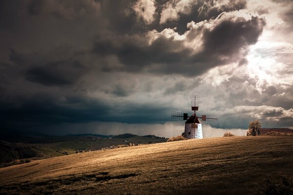 Champ au milieu du moulin sous la pluie