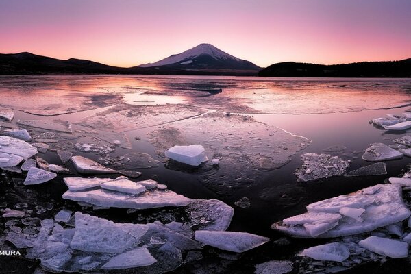 Coucher de soleil rouge sur un lac tranquille