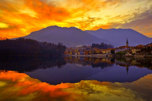 Reflet de la ville du soir dans les rayons du coucher du soleil