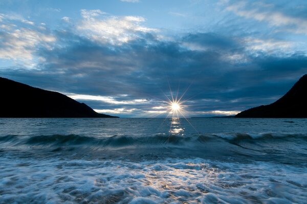 Lago Baikal con il sole che tramonta