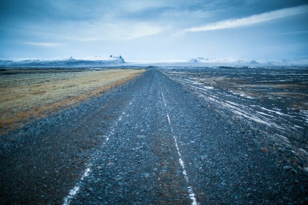 Camino a las montañas a través del campo