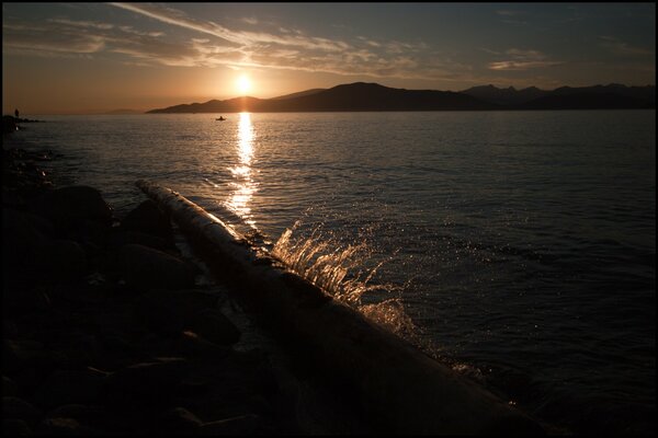 Beau coucher de soleil sur la côte de la mer