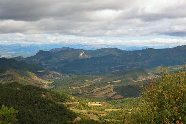 Ciel nuageux dans la vallée