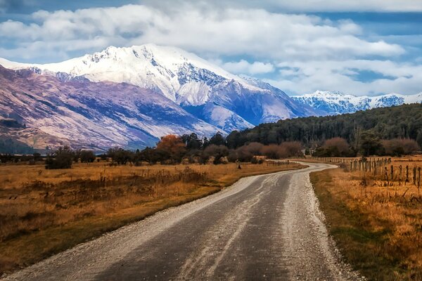 Camino de nueva Zelanda al lago a las montañas