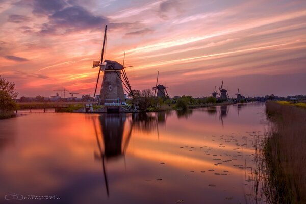 Moulins à vent le soir sur la rivière