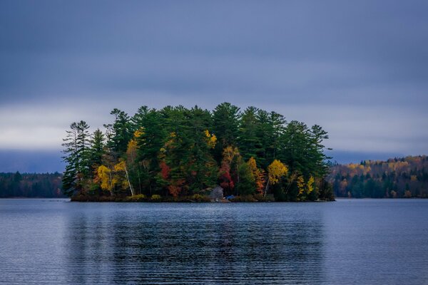 Misteriosa isla bajo un cielo nublado de otoño