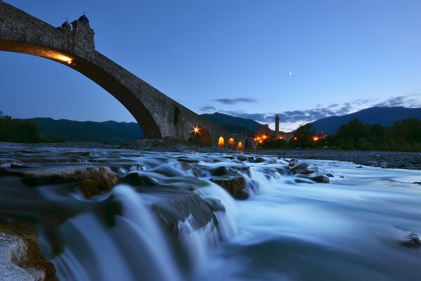 Puente nocturno en Ponte del diablo