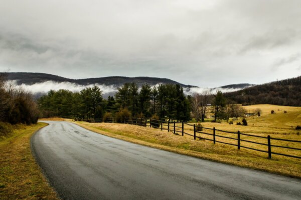 The road goes beyond the horizon. Escapes to the mountains