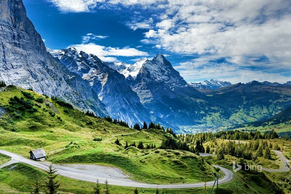 Belle image de la route dans les montagnes