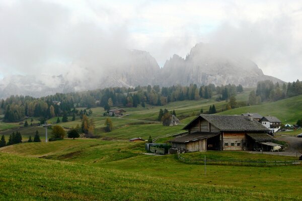 Le brouillard s approche de la maison solitaire