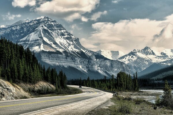 Route de paysage enneigé de montagne