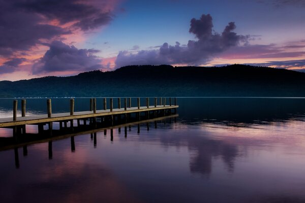 Coucher de soleil sur le lac. Nuages dans le ciel