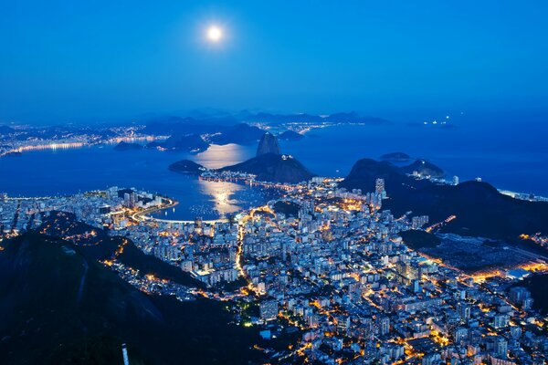 Brasil, ciudad por la noche, hermoso mar