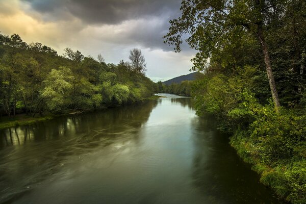 Entre nosotros hay un río tan maravilloso