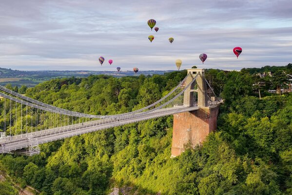 Ballons über der Clifton Bridge