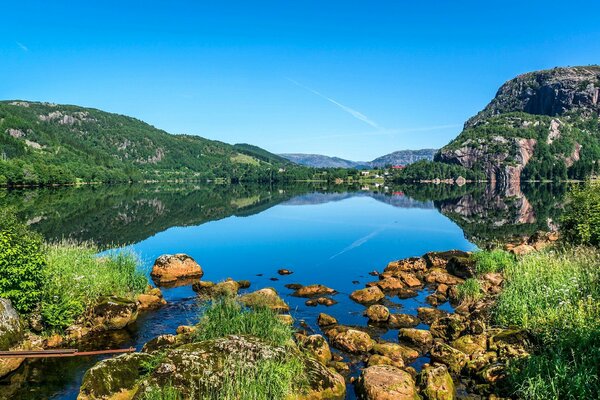 Lago azul entre las montañas verdes