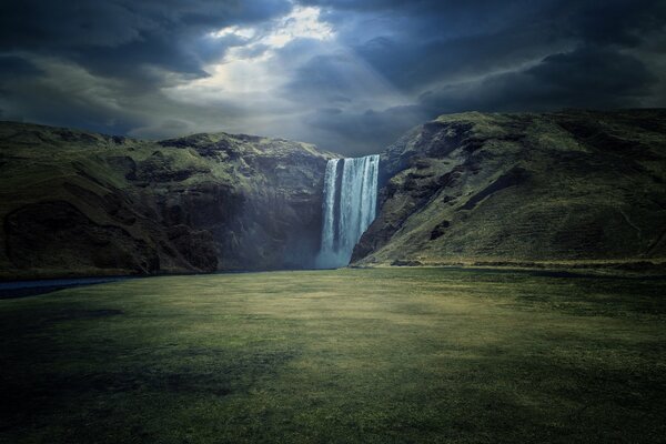 Cascadas De Islandia. Naturaleza De Islandia. Hermosos paisajes