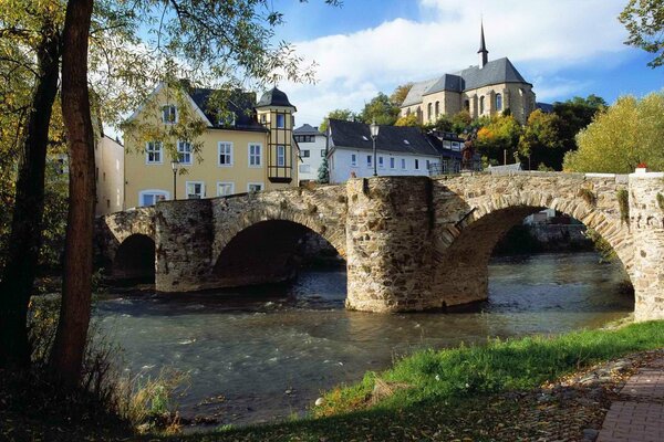 Ponte di pietra sul fiume nella città