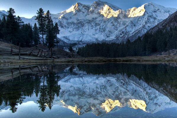 Снежные горы отражаются в воде