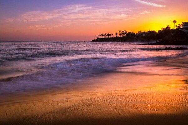 Costa de arena al atardecer