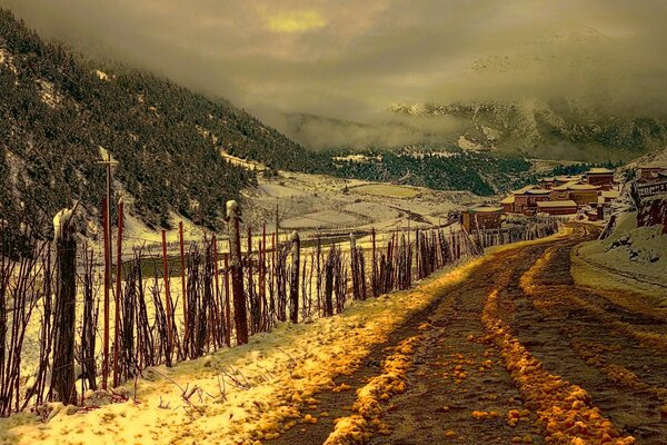 Strada in Tibet. Villaggi cinesi