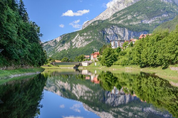 Der Molveno-See in Italien spiegelt die Dolomiten der Alpen wider