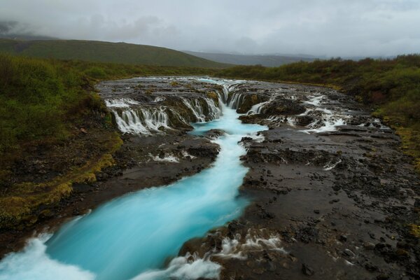 Belles rives brumeuses de la rivière