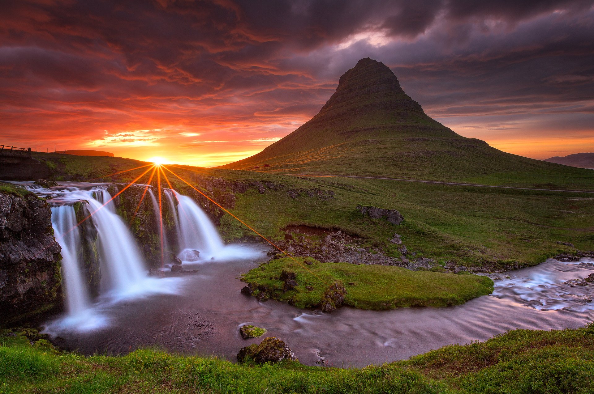 islandia kirkjufell montaña volcán rocas cascada tarde cielo nubes sol rayos puesta de sol