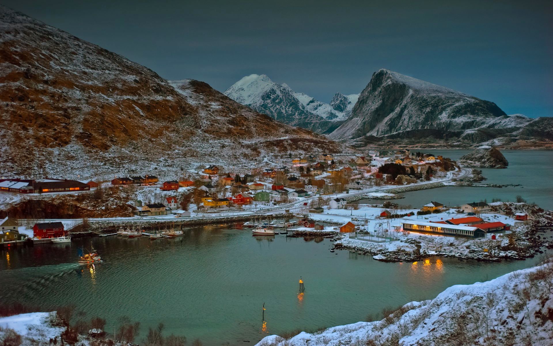 norvège soirée ciel montagnes mer fjords baie bateau maisons village ville