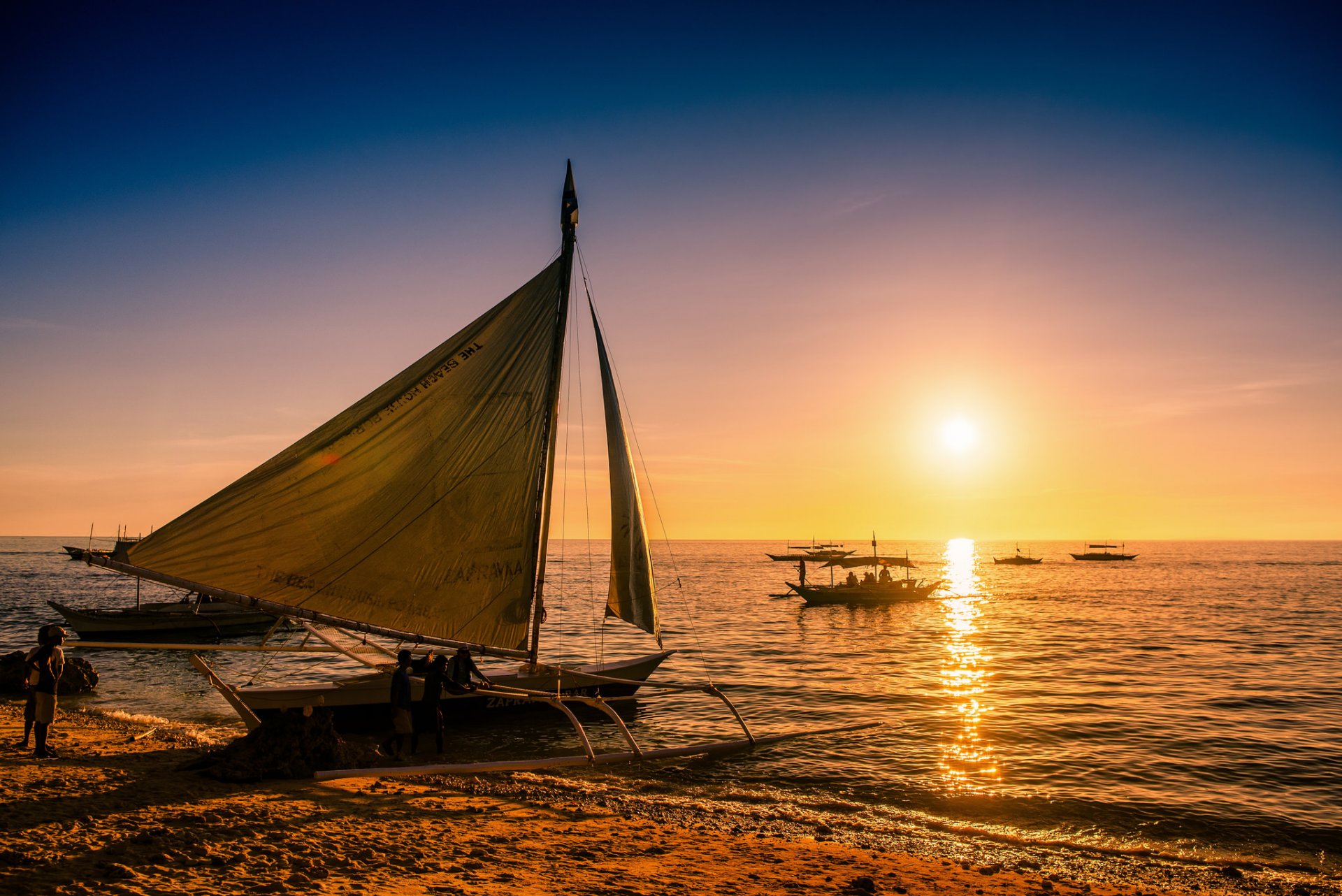 boracay filipiny paraw łodzie morze zachód słońca