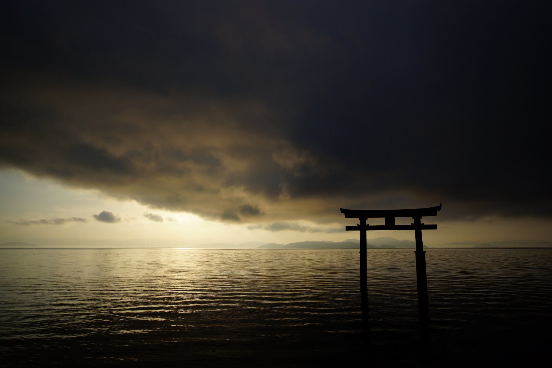 japonia ocean niebo chmury brama torii krajobraz