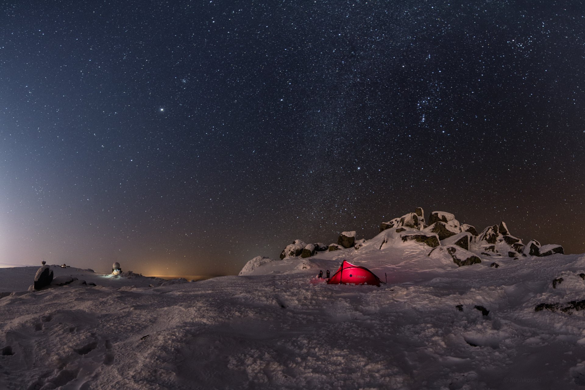 inverno neve tenda pietre notte cielo stelle