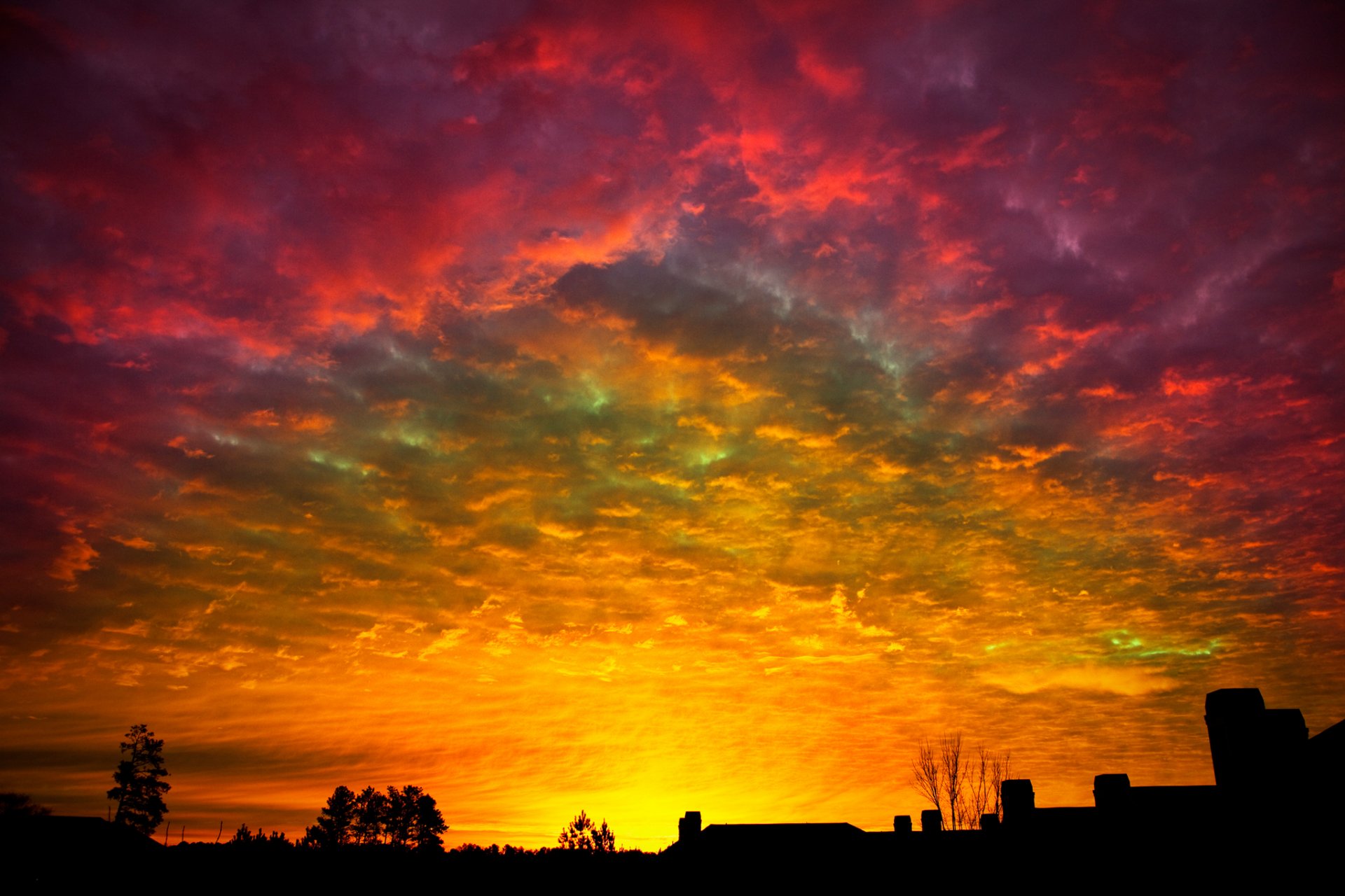 cielo nubes resplandor silueta árboles casa techo