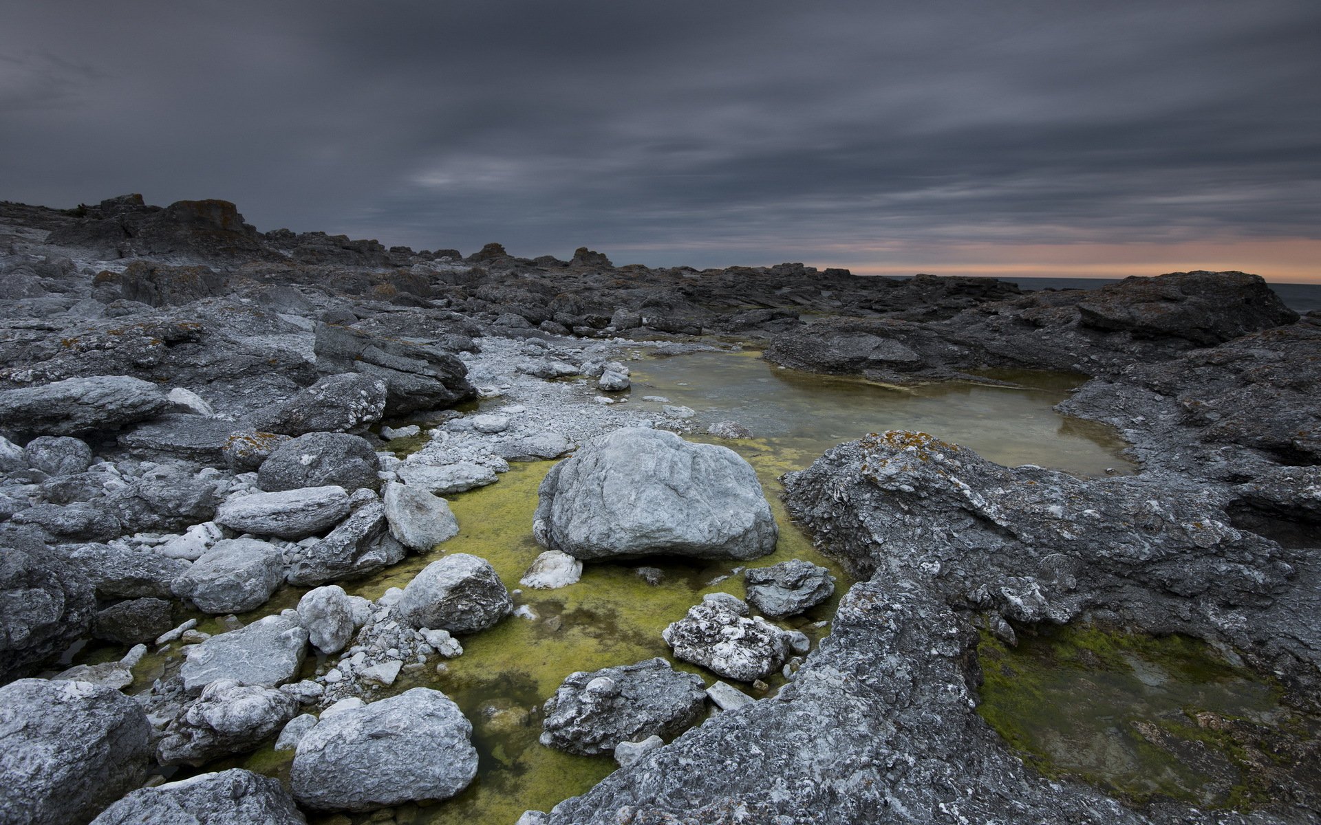 puesta de sol mar piedras paisaje