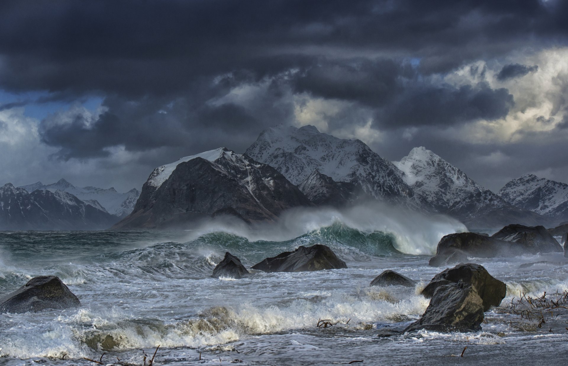 lofoten norvegia mare di norvegia lofoten montagne mare tempesta onde pietre