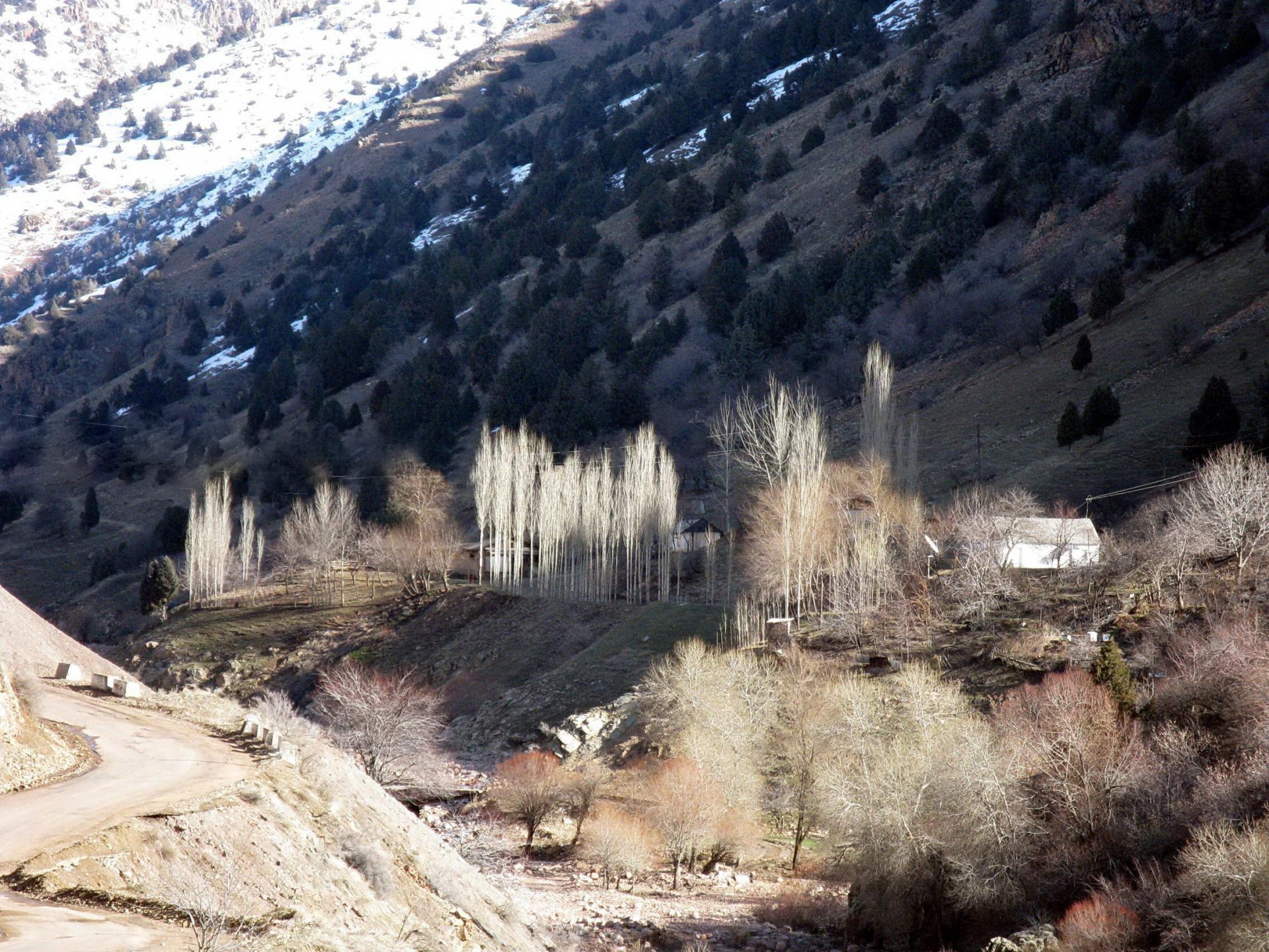 montagne neve bagliore del sole letto del fiume case