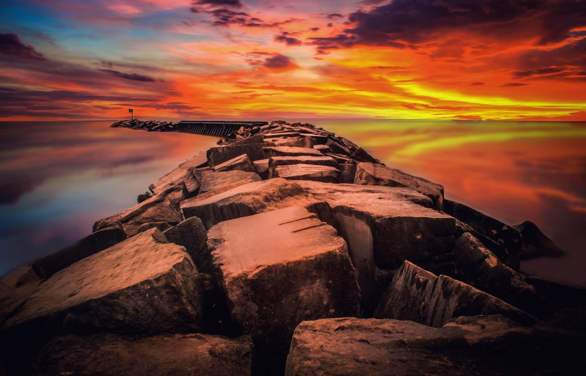 rocas rompeolas muelle mar amanecer paisaje cielo horizonte