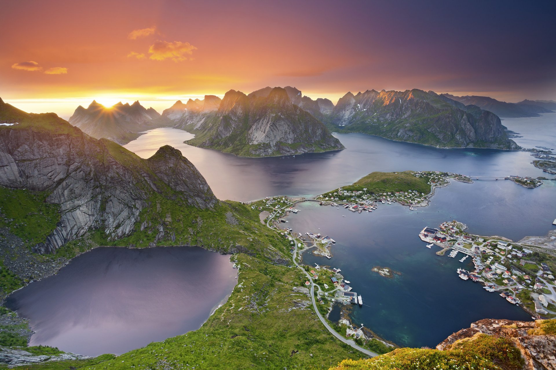 îles lofoten norvège montagnes mer coucher de soleil lueur nuages soleil rayons