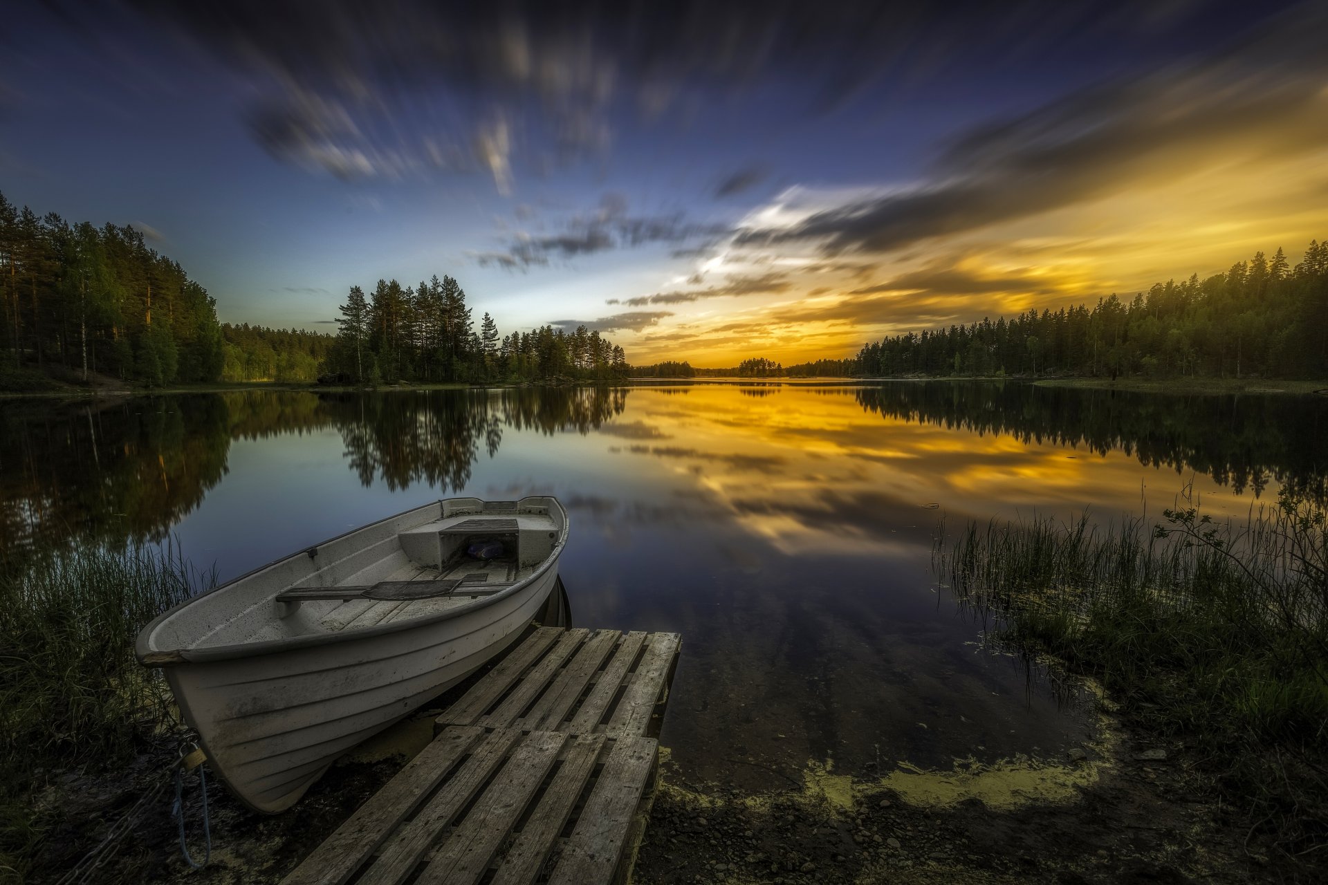 aklangen ringerike norwegen see sonnenuntergang boot bäume reflexion