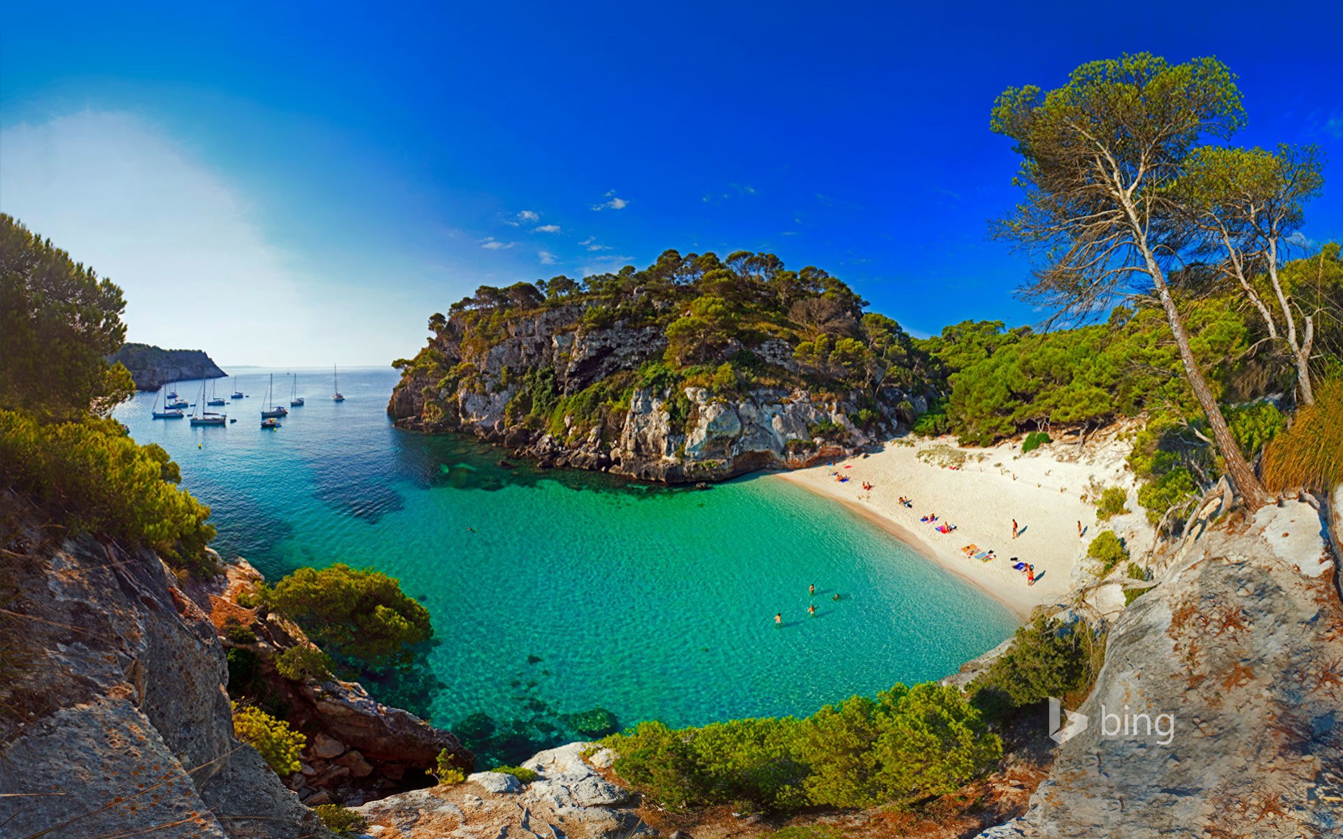 macarelleta menorca españa playa bahía acantilados mar barcos yates