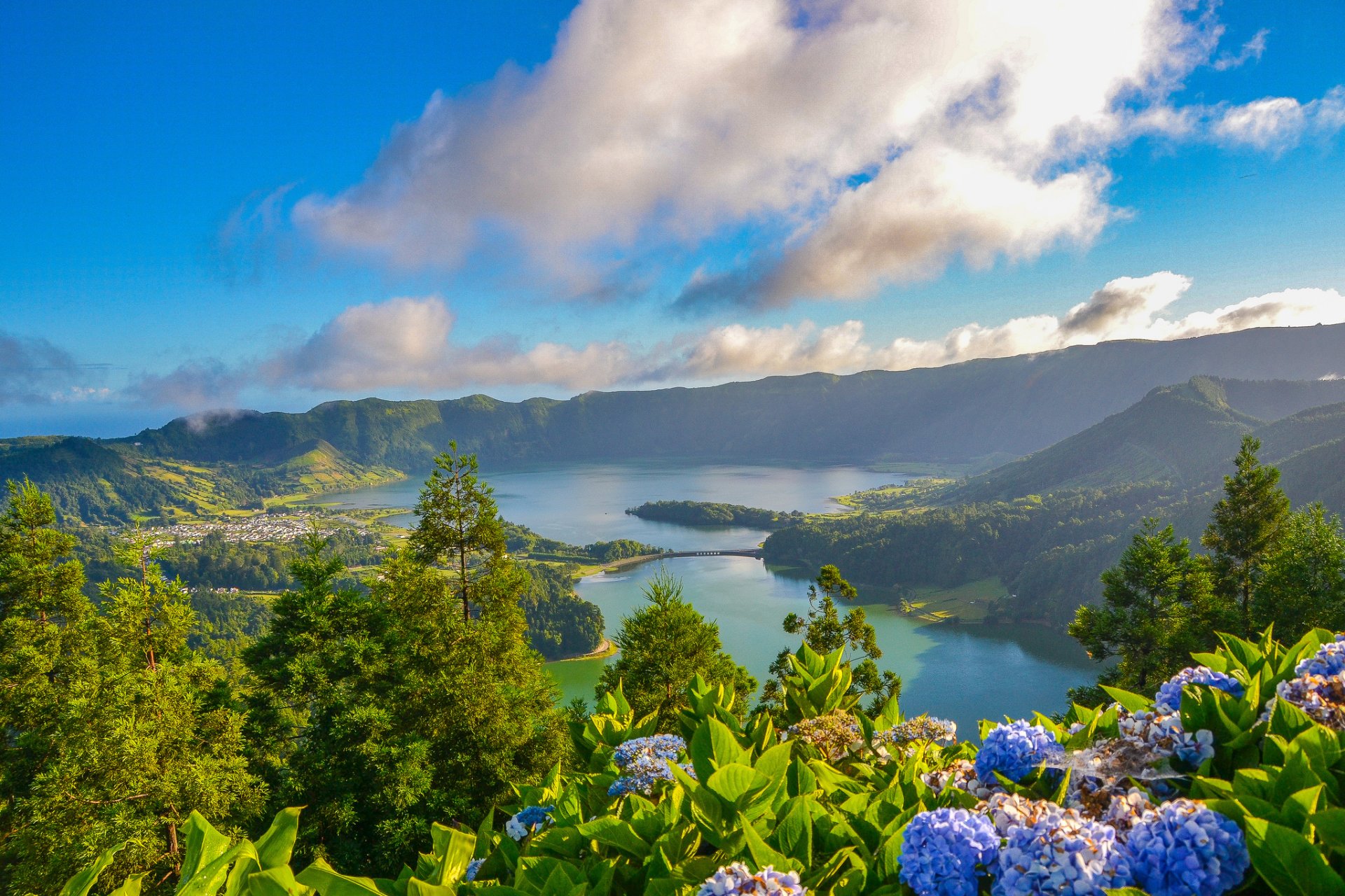 lagoa das seth cidades lagune der sieben städte seth cidades massiv são miguel island azoren portugal seetüchtige cidades insel san miguel see krater stratovulkan hortensie blumen wolken panorama