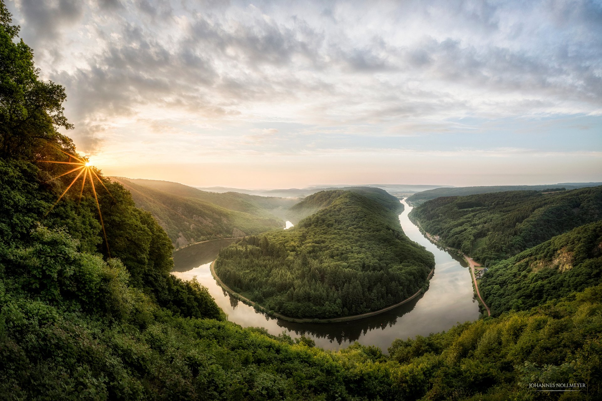 deutschland fluss saarland saarschleife frühling mai morgen sonne strahlen schlucht bäume nebel