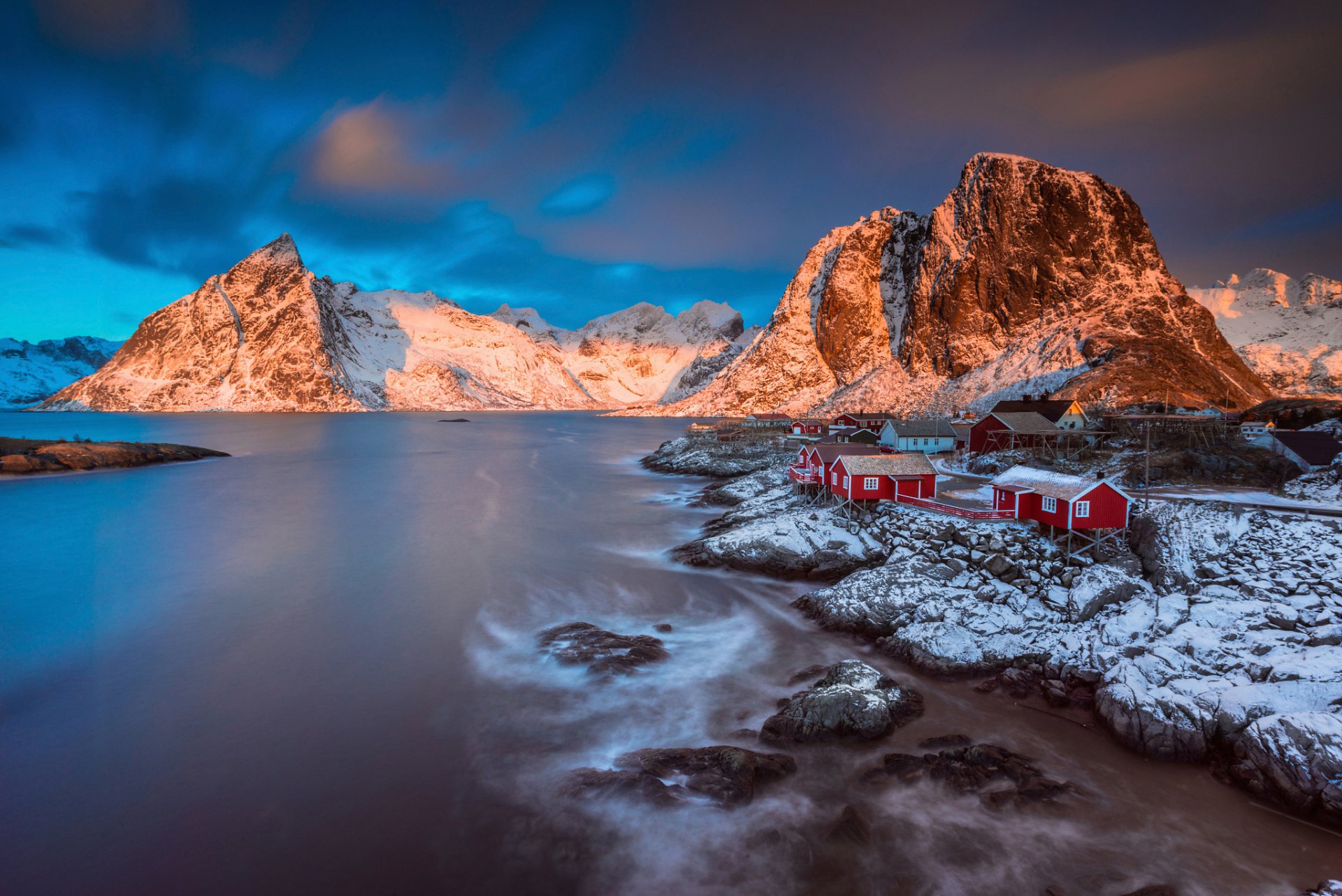 norwegia lofoty morze norweskie archipelag gmina moskenes fülke nurlann osada miasteczko zima styczeń śnieg poranek światło góry