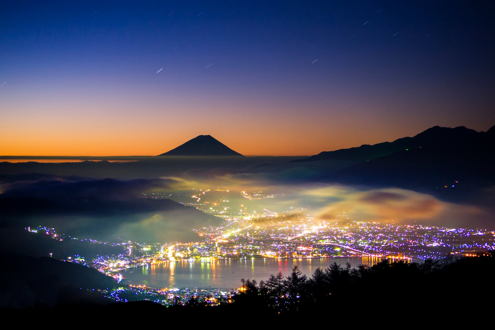 japón isla de honshu estratovolcán montaña fujiyama 山山 noche noche luces