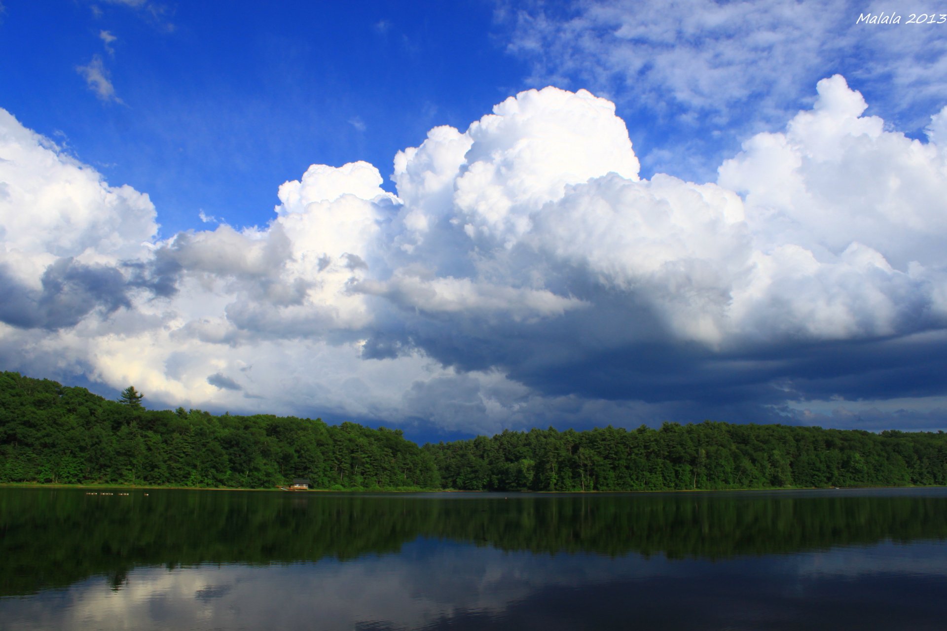 paysage eau réflexion arbres ciel nuages nature